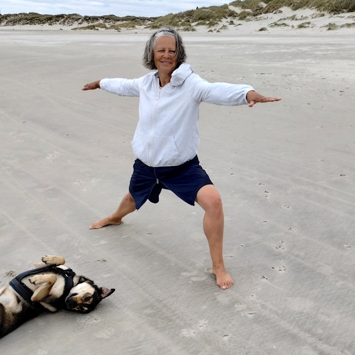 Angela im Krieger 2 am Strand mit Hund Lica